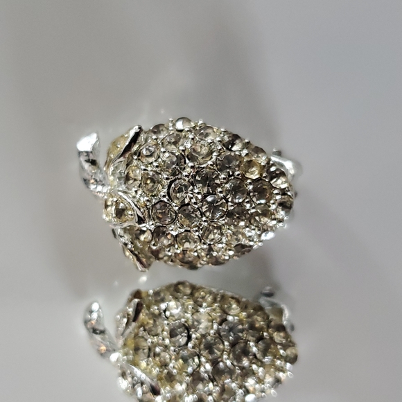 Boutique Vintage Silver Tone w Accent Strawberry Design Clip On Earrings - Picture 2 of 6